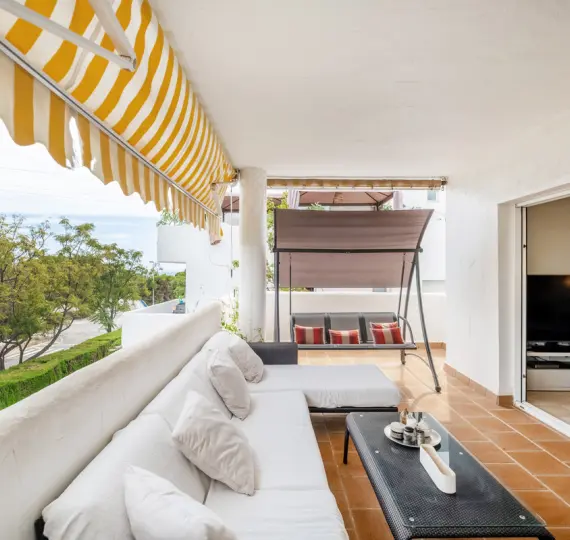 Sale of middle floor apartment in The Golden Mile