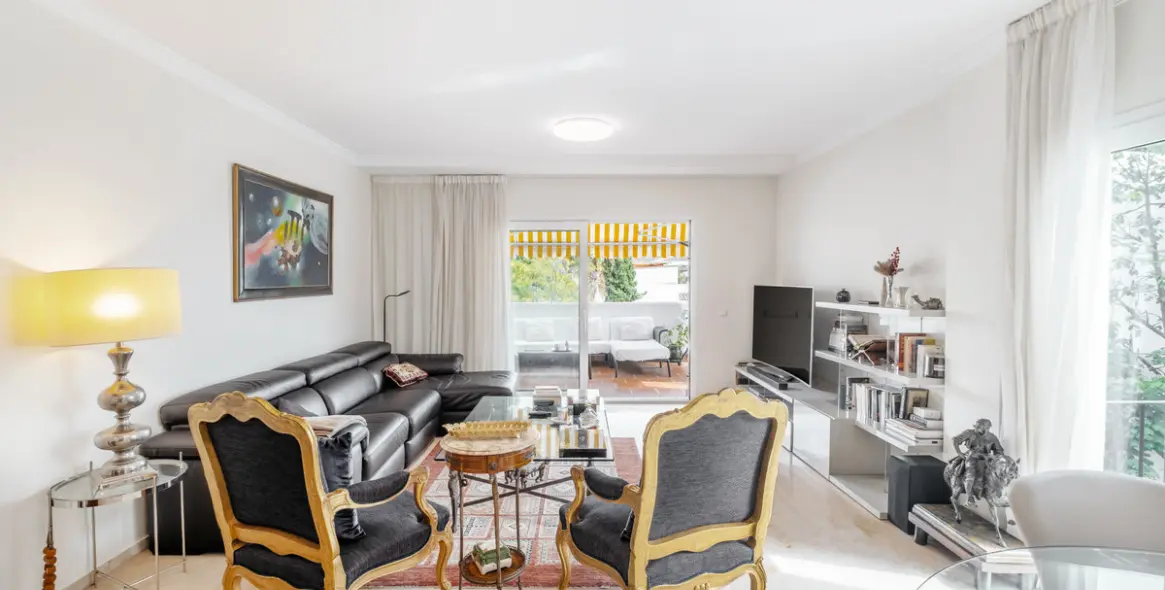 Sale of middle floor apartment in The Golden Mile 5
