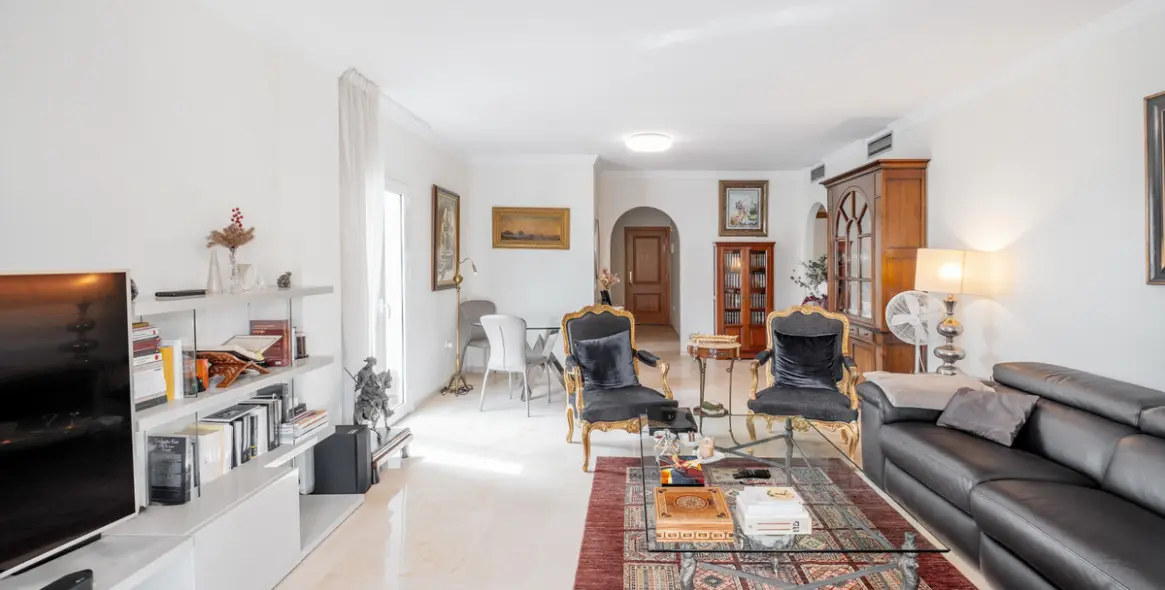 Sale of middle floor apartment in The Golden Mile 6