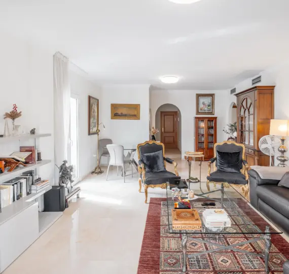 Sale of middle floor apartment in The Golden Mile