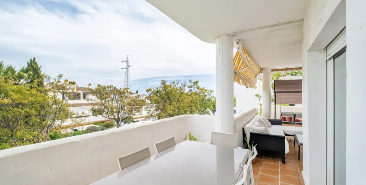 Sale of middle floor apartment in The Golden Mile 7