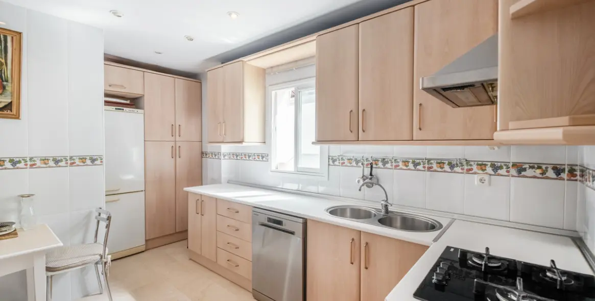 Sale of middle floor apartment in The Golden Mile 8