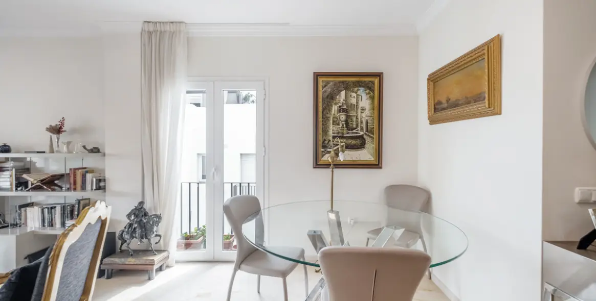 Sale of middle floor apartment in The Golden Mile 10