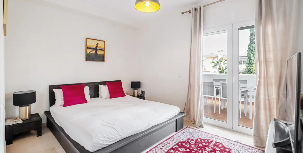 Sale of middle floor apartment in The Golden Mile 11