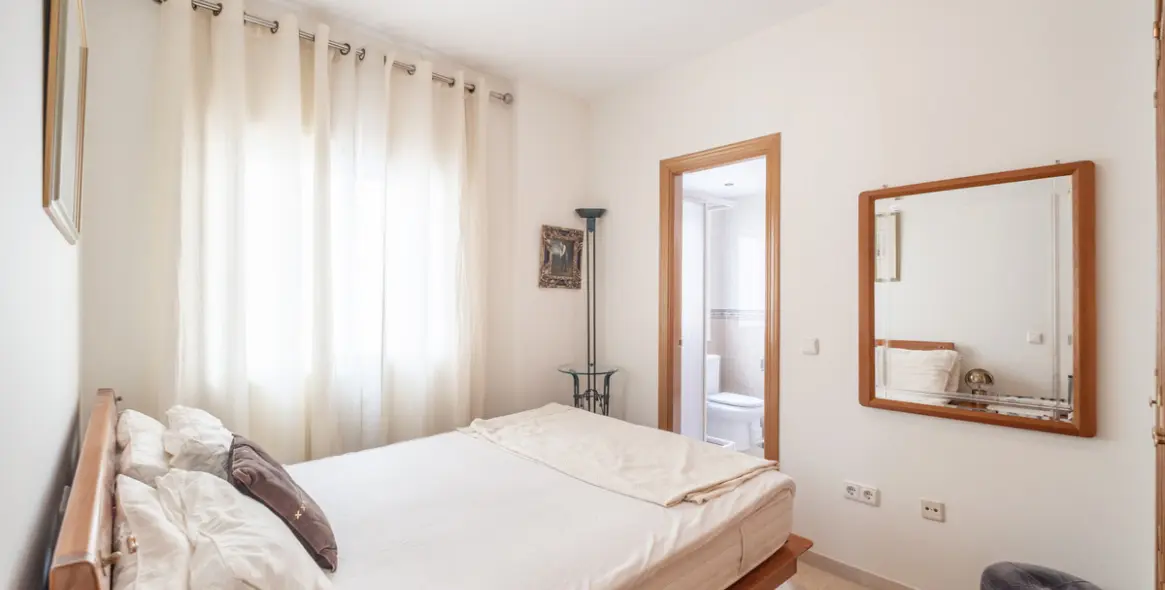 Sale of middle floor apartment in The Golden Mile 12