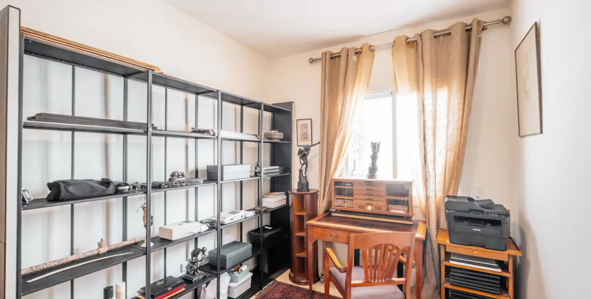 Sale of middle floor apartment in The Golden Mile 13