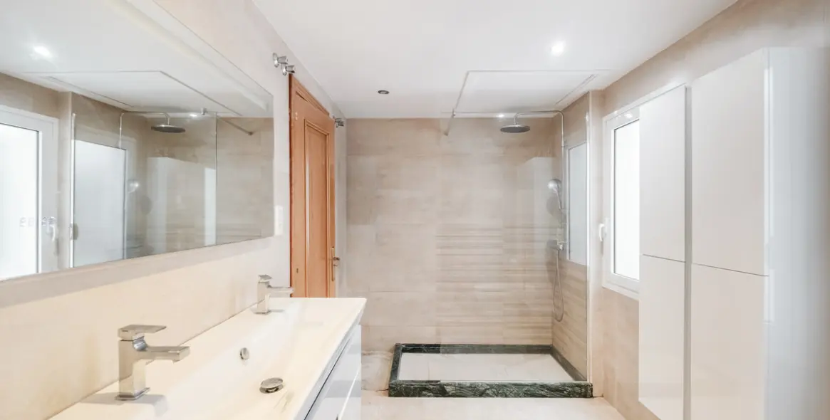 Sale of middle floor apartment in The Golden Mile 14