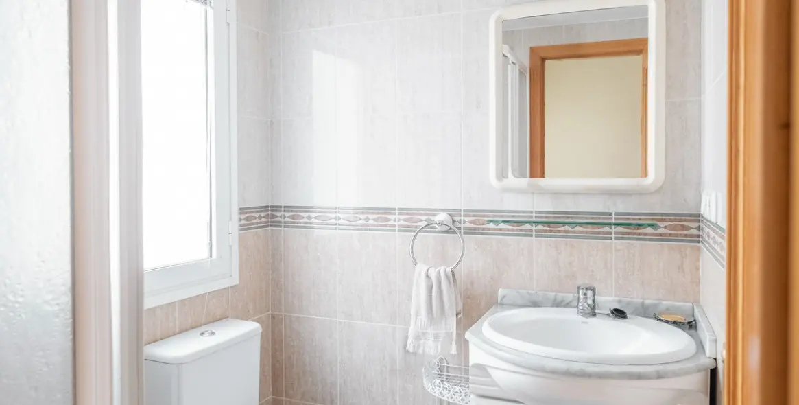 Sale of middle floor apartment in The Golden Mile 15