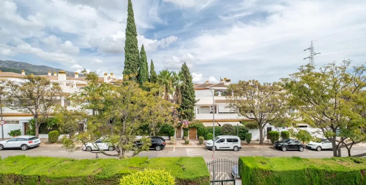 Sale of middle floor apartment in The Golden Mile 18