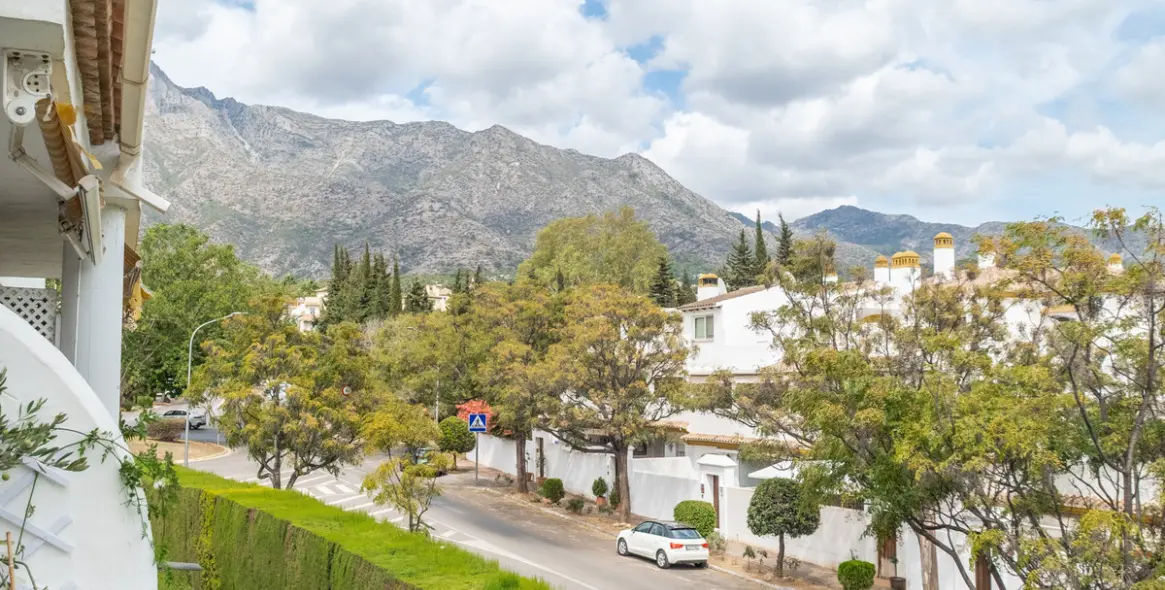 Sale of middle floor apartment in The Golden Mile 19