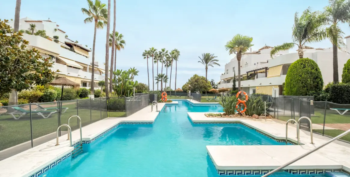 Sale of middle floor apartment in The Golden Mile 20