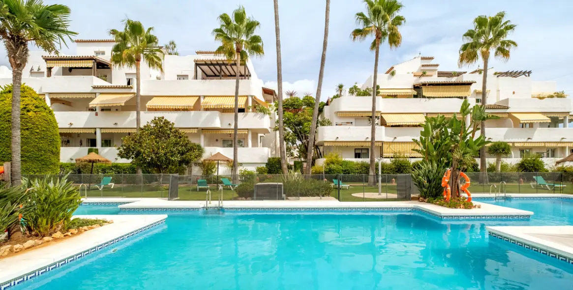 Sale of middle floor apartment in The Golden Mile 24