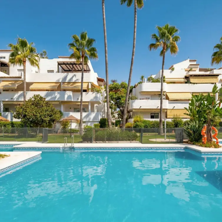 Sale of middle floor apartment in The Golden Mile