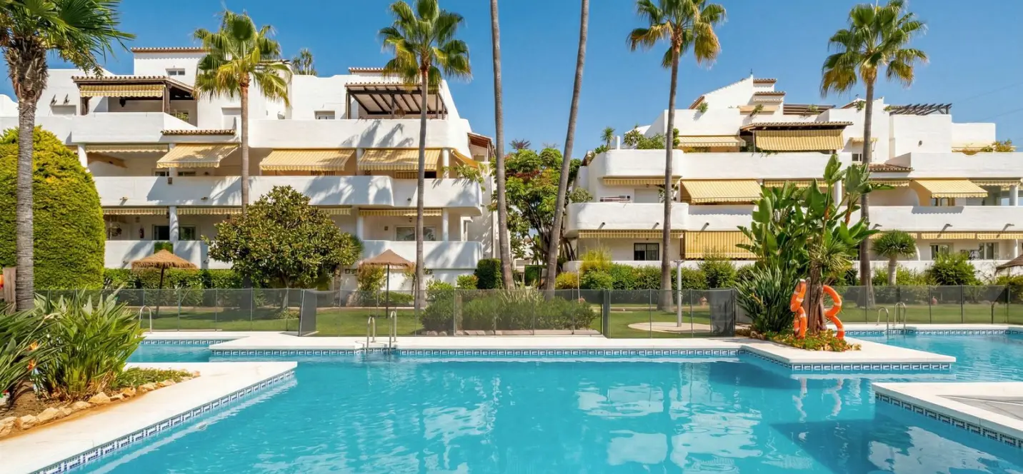 Sale of middle floor apartment in The Golden Mile 0