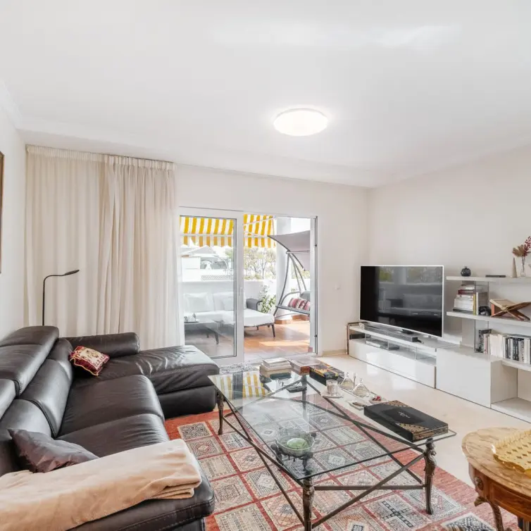 Sale of middle floor apartment in The Golden Mile