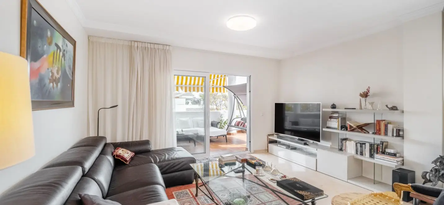 Sale of middle floor apartment in The Golden Mile 1