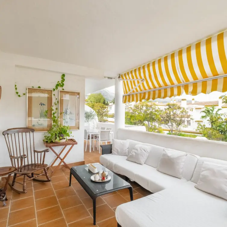 Sale of middle floor apartment in The Golden Mile