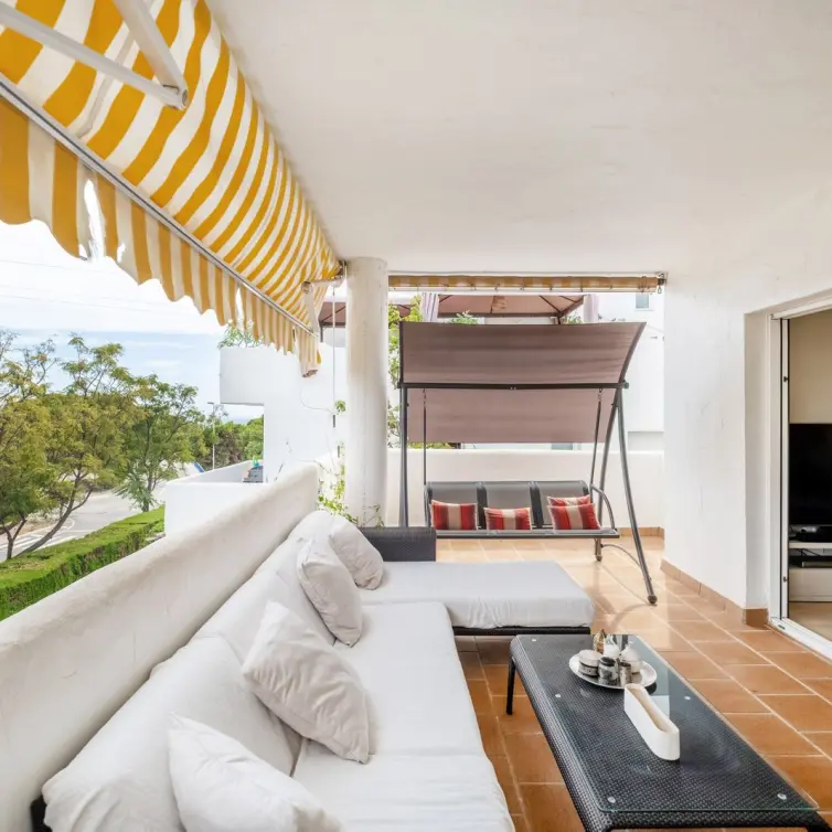 Sale of middle floor apartment in The Golden Mile