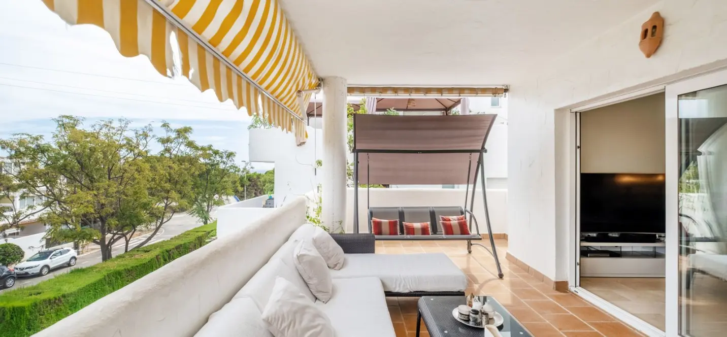 Sale of middle floor apartment in The Golden Mile 3