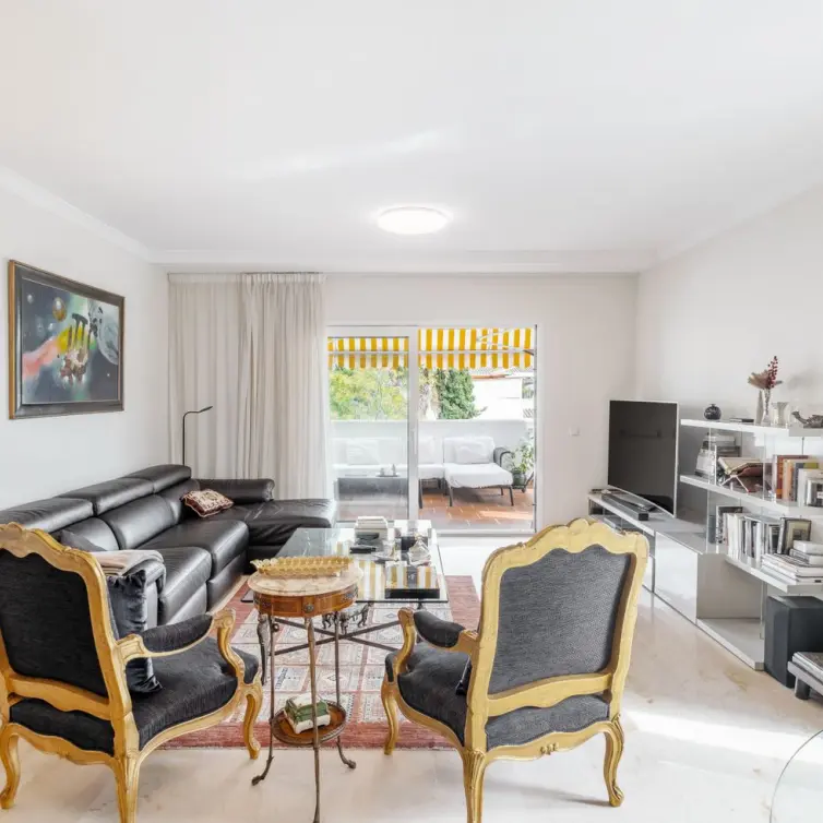 Sale of middle floor apartment in The Golden Mile