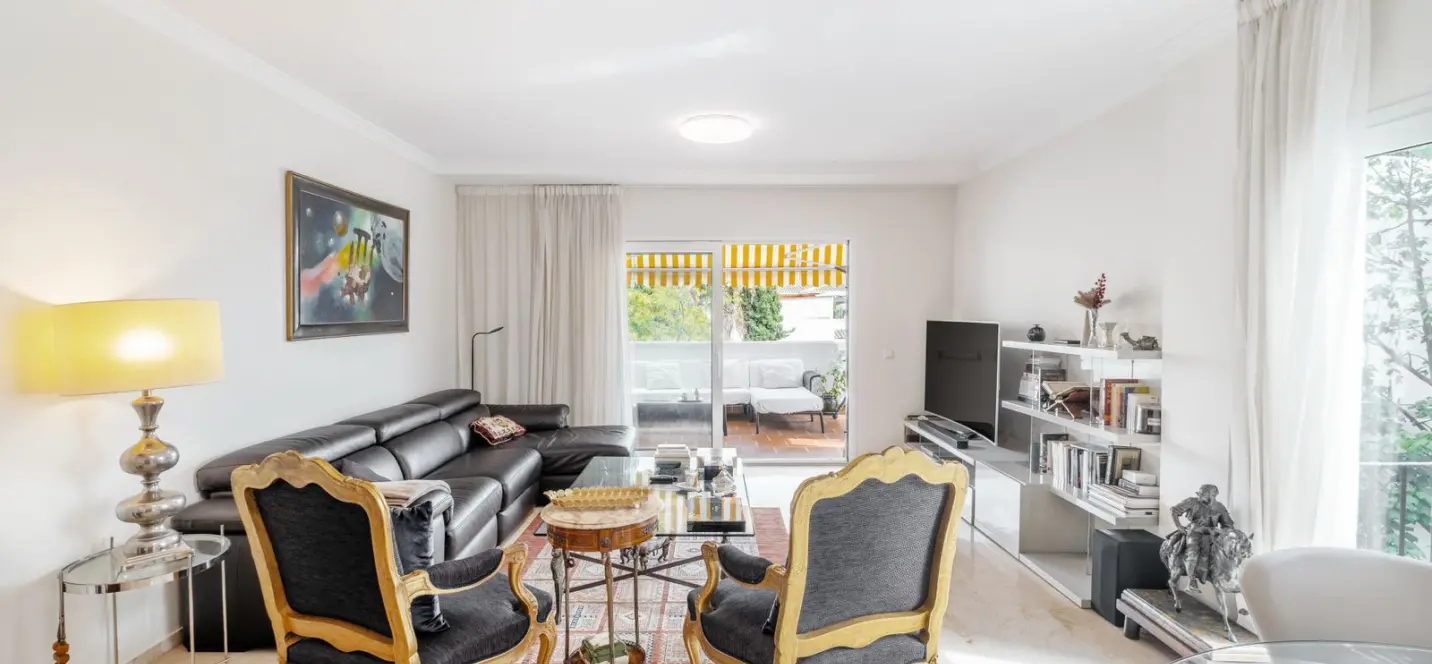 Sale of middle floor apartment in The Golden Mile 4