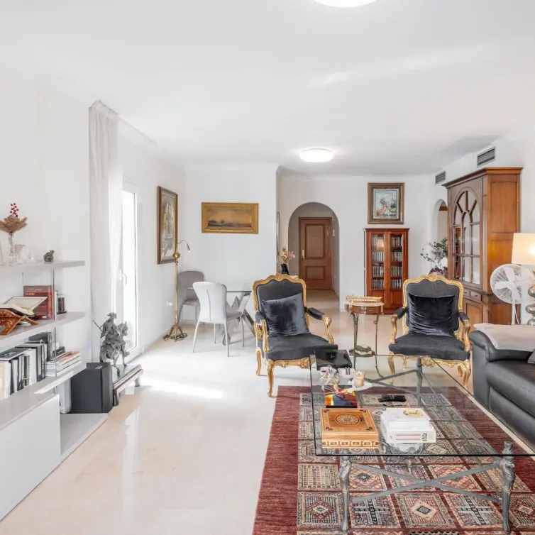 Sale of middle floor apartment in The Golden Mile