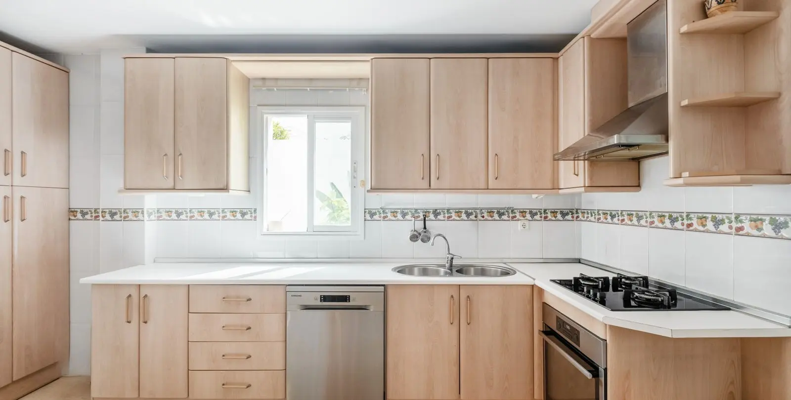 Продажа апартаментов на среднем этаже в The Golden Mile 9