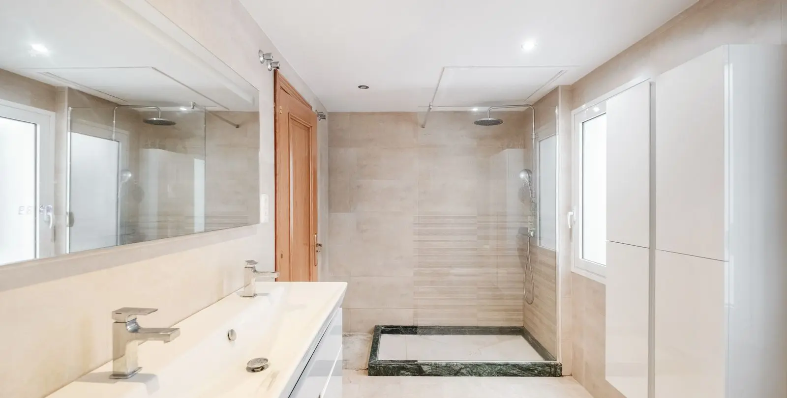 Продажа апартаментов на среднем этаже в The Golden Mile 14