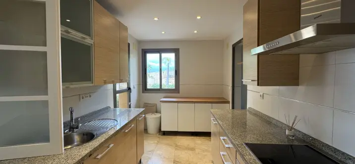 Продажа апартаментов на первом этаже в Atalaya 1