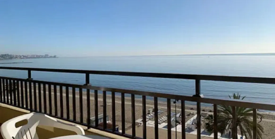 Sale of middle floor apartment in Fuengirola 1