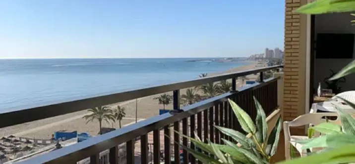Sale of middle floor apartment in Fuengirola 1