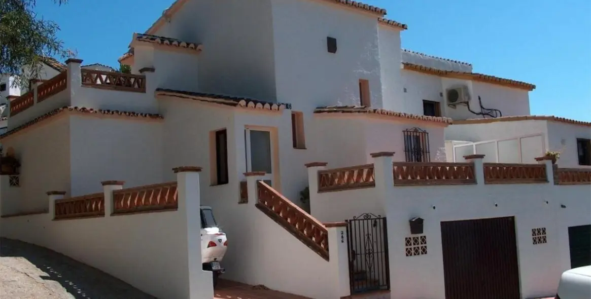 Продажа дома на две семьи в Calahonda 1