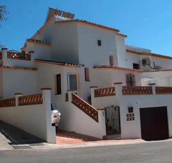 Продажа дома на две семьи в Calahonda
