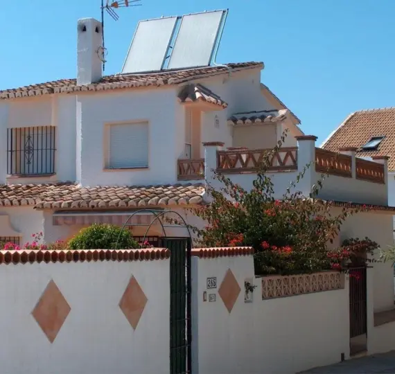 Продажа дома на две семьи в Calahonda