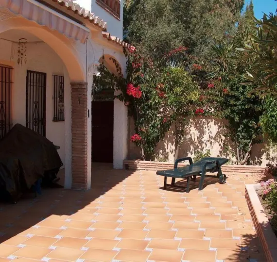 Продажа дома на две семьи в Calahonda