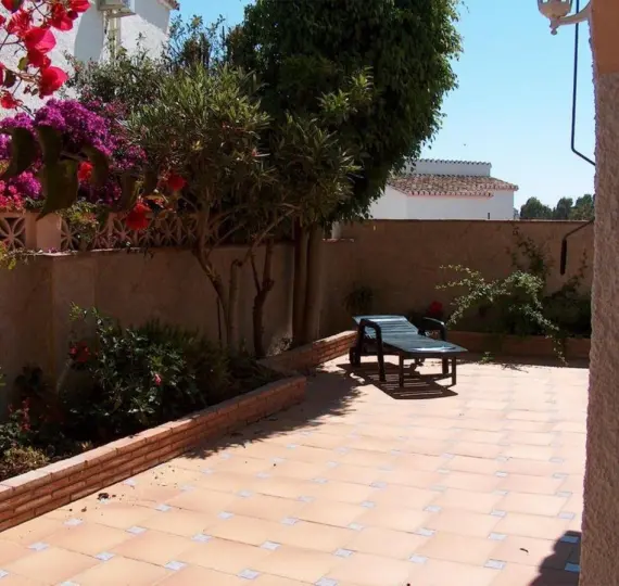 Продажа дома на две семьи в Calahonda