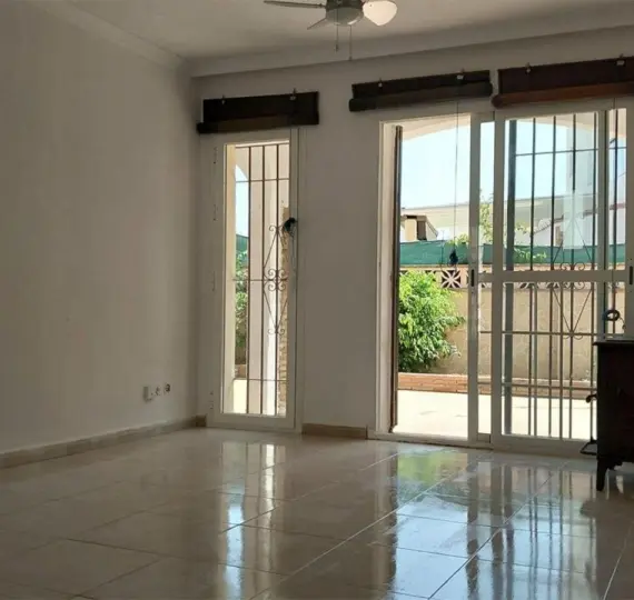 Продажа дома на две семьи в Calahonda