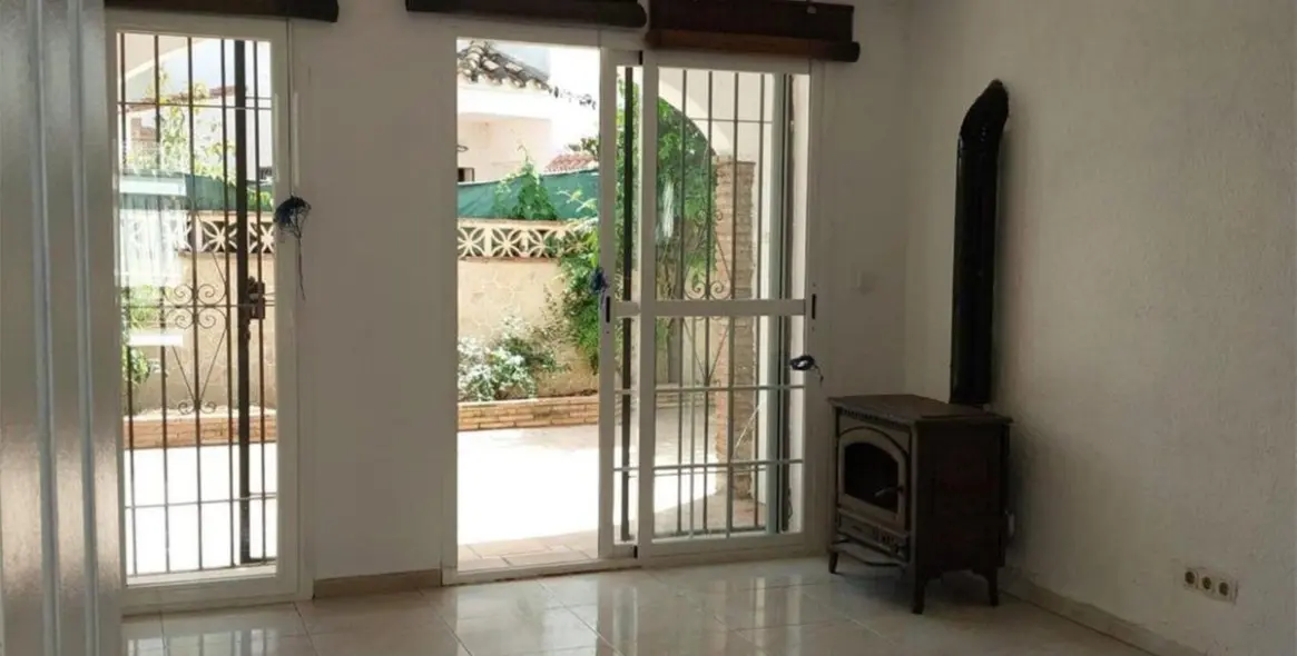 Продажа дома на две семьи в Calahonda 13