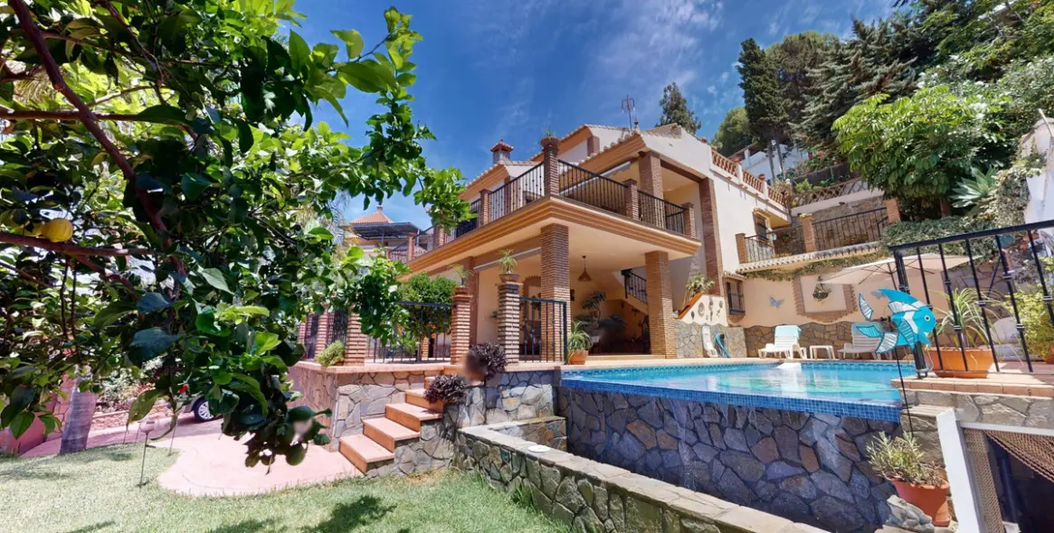 Продажа  отдельно стоящей виллы в Vélez-Málaga 1