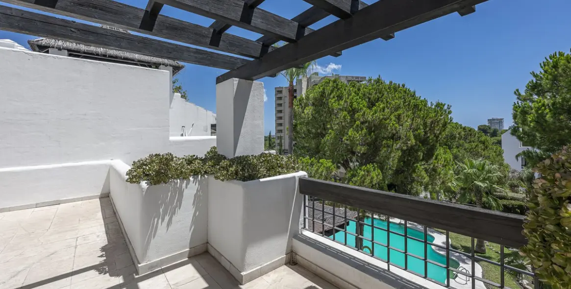 Sale of penthouse in Río Real 1