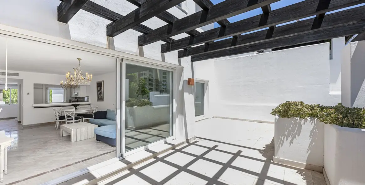 Sale of penthouse in Río Real 2