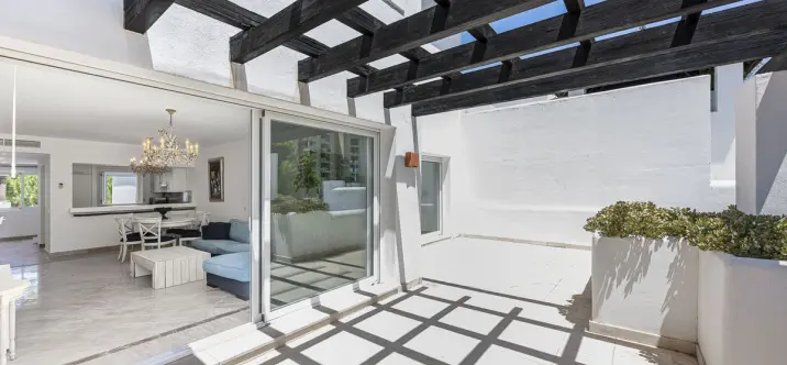 Sale of penthouse in Río Real 1