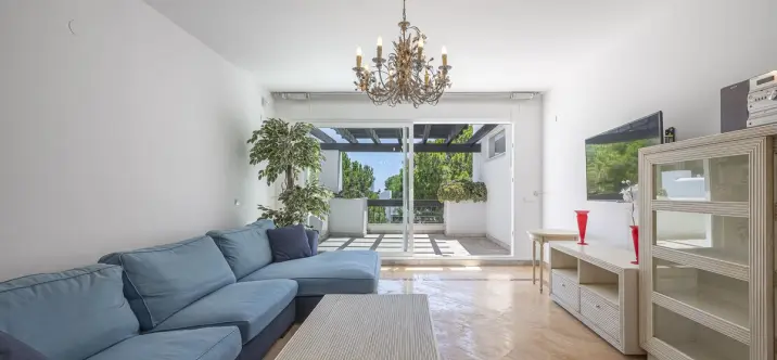 Sale of penthouse in Río Real 3