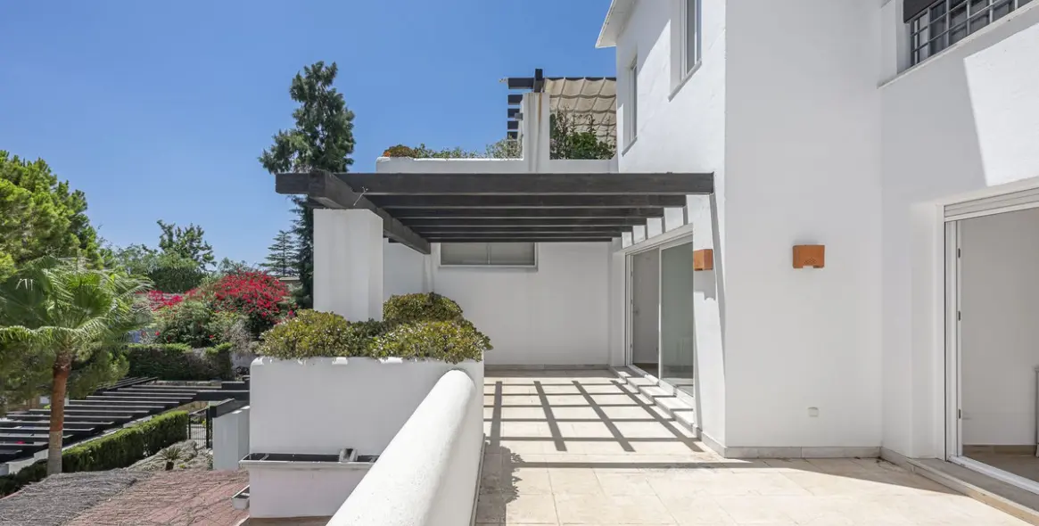 Sale of penthouse in Río Real 5