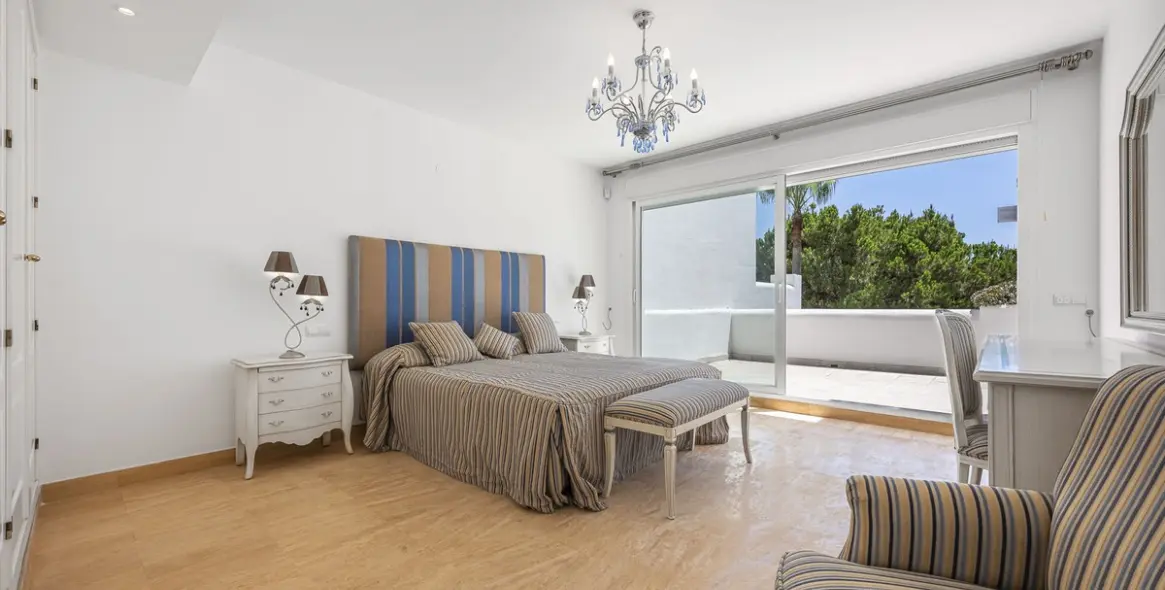 Sale of penthouse in Río Real 6