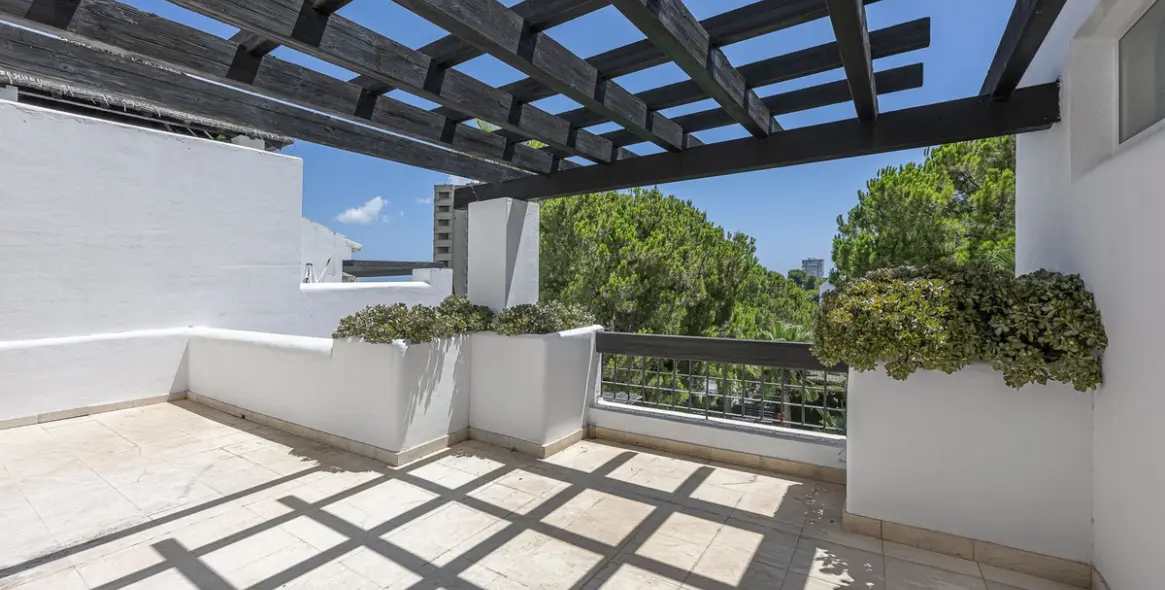 Sale of penthouse in Río Real 7