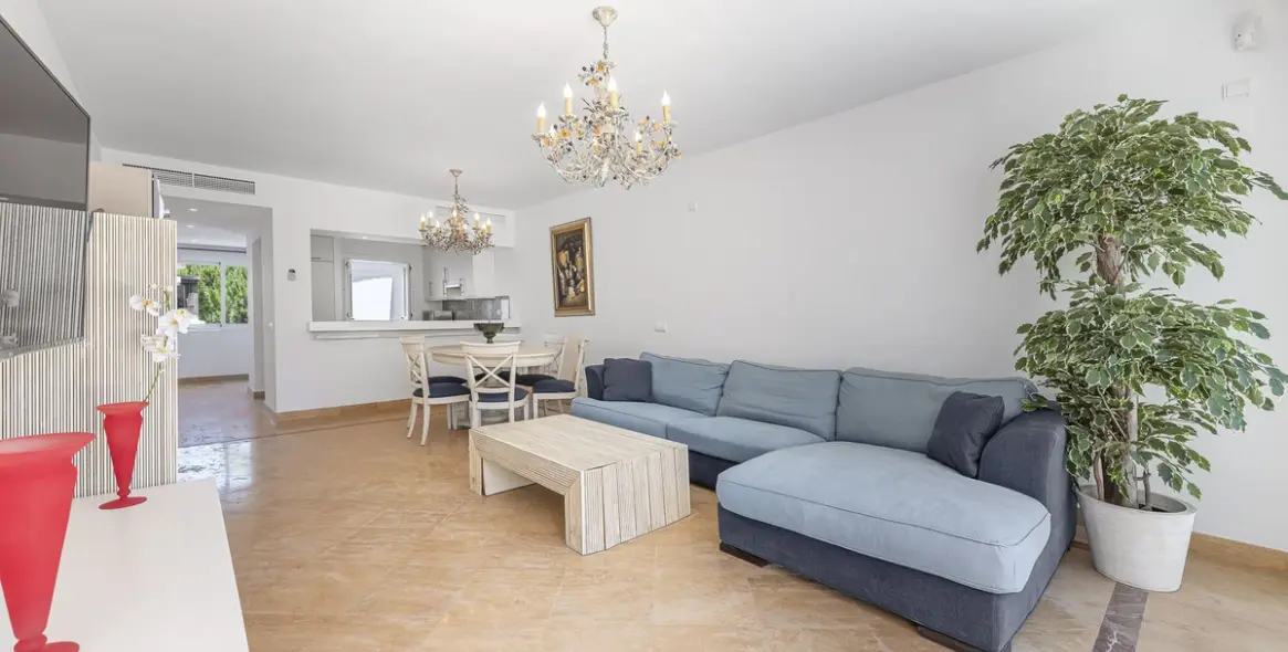 Sale of penthouse in Río Real 9