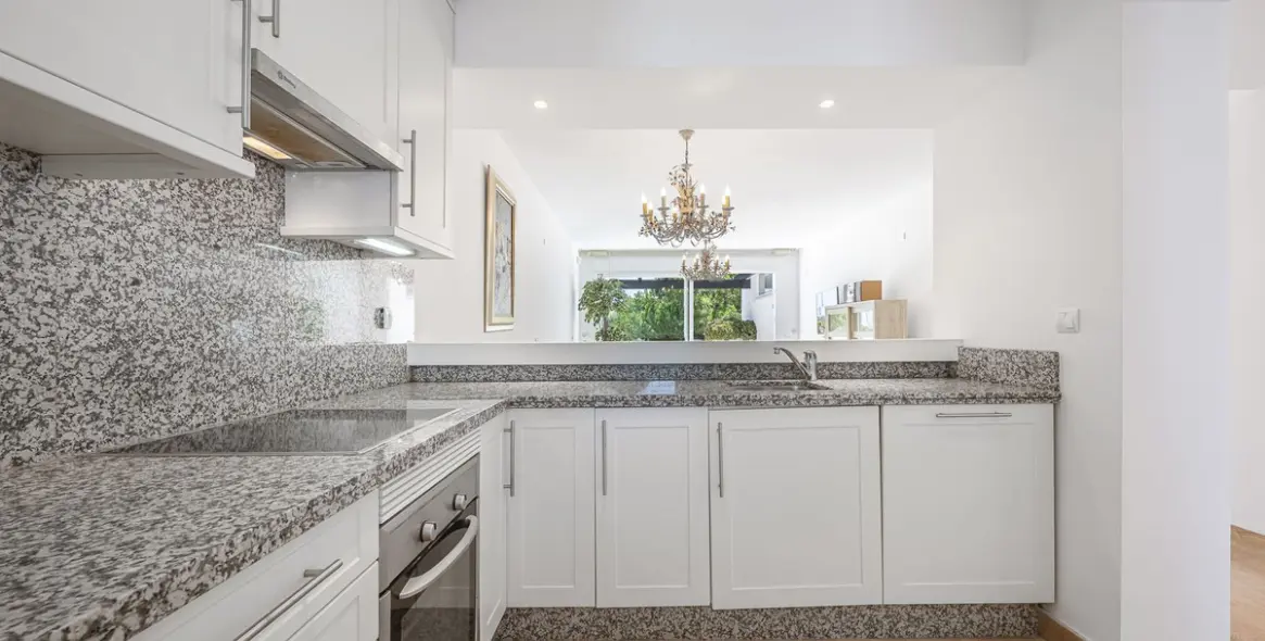 Sale of penthouse in Río Real 15