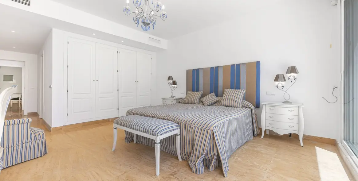 Sale of penthouse in Río Real 18