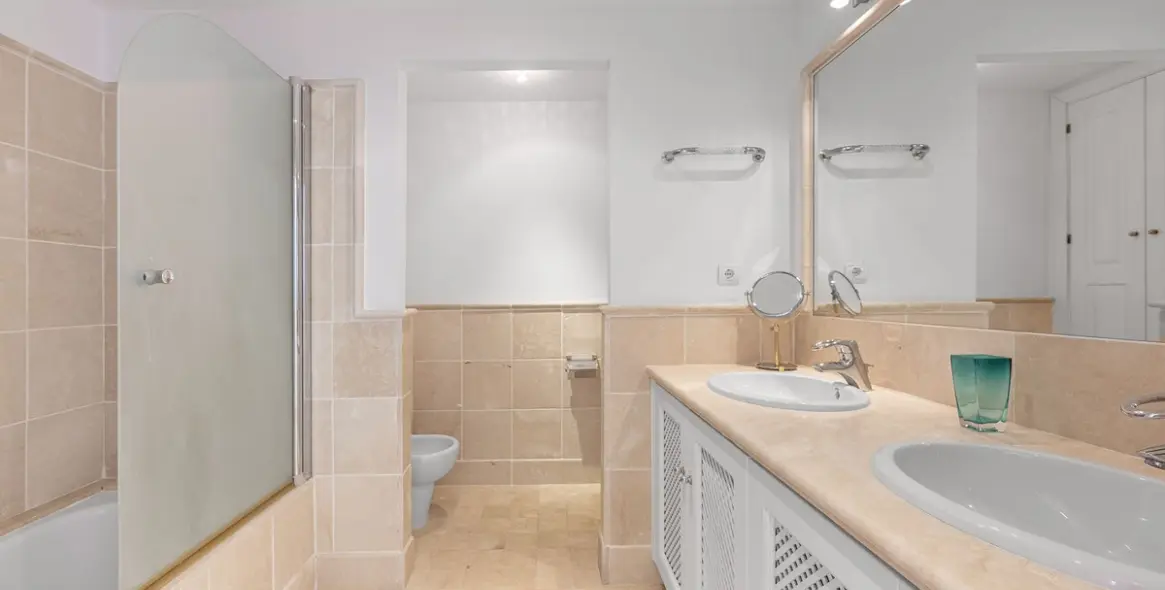 Sale of penthouse in Río Real 21